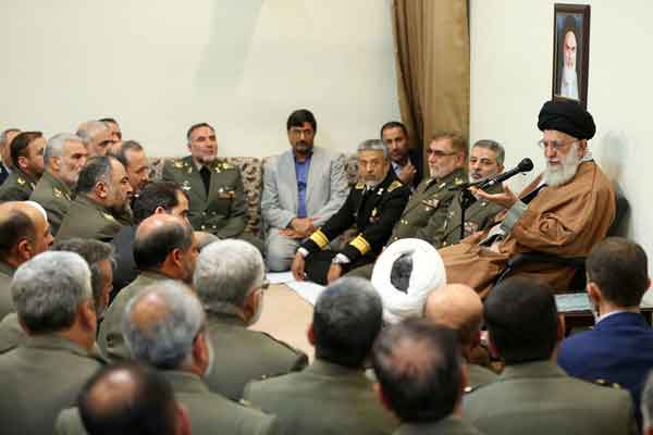 دست برادری ارتش و سپاه حرکتی زیبا پس از حرکت زشت آمریکاییها بود دست برادری ارتش و سپاه حرکتی زیبا پس از حرکت زشت آمریکاییها بود