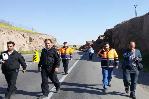 ريزش کوه در محور جاده ريزش کوه در محور جاده