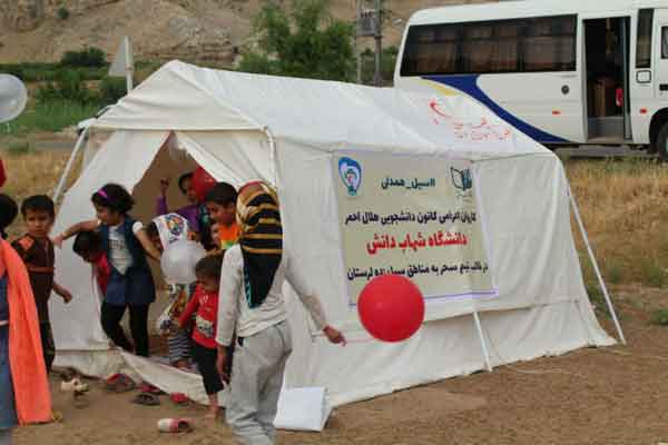 حضور تیم سحر کانون دانشجویی هلال احمر قم در مناطق آسیب دیده از سیل پلدختر