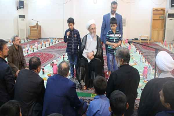 ضیافت افطار فرزندان بهزیستی به میزبانی آیت الله سبحانی ضیافت افطار فرزندان بهزیستی به میزبانی آیت الله سبحانی