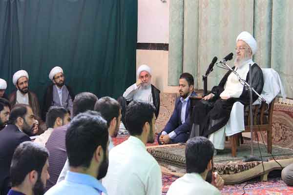 آیت الله مکارم شیرازی خواستار اصلاح برخی اشتباهات رسم الخط عثمان طه شد آیت الله مکارم شیرازی خواستار اصلاح برخی اشتباهات رسم الخط عثمان طه شد
