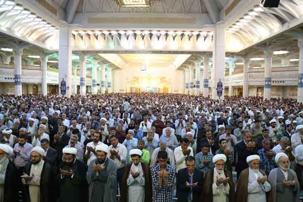 نماز عید فطر در قم برگزار شد نماز عید فطر در قم برگزار شد