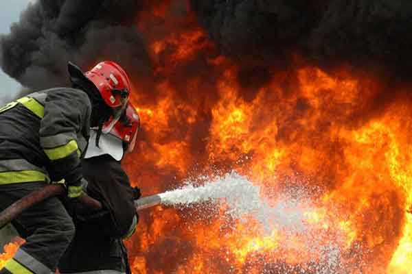 مهار آتش‌سوزی گسترده در یک کارخانه کفش در قم