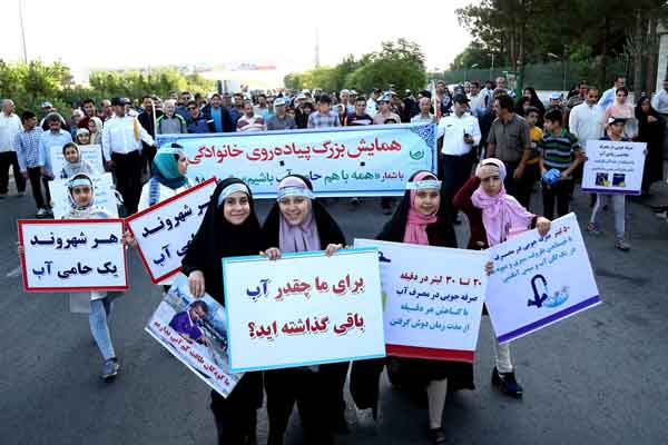 مردم قم در حمایت از «آب» راهپیمایی کردند مردم قم در حمایت از «آب» راهپیمایی کردند