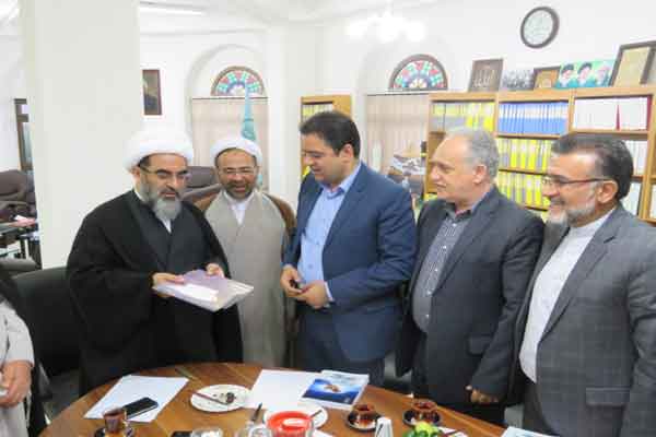 کتاب تبیین بیانیه گام دوم انقلاب اسلامی رونمایی شد کتاب تبیین بیانیه گام دوم انقلاب اسلامی رونمایی شد
