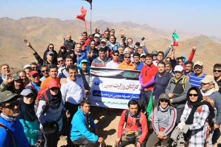 کوهنوردان وزارت نیرو به قله برف انبار صعود کردند کوهنوردان وزارت نیرو به قله برف انبار صعود کردند