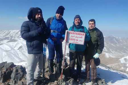 صعود کوهنوردان بهزیستی قم به قله برف انبار