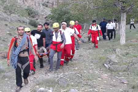 امدادگران کوهستان هلال احمر قم جان مصدوم گیر افتاده در ارتفاعات علی آباد نیزار را نجات دادند