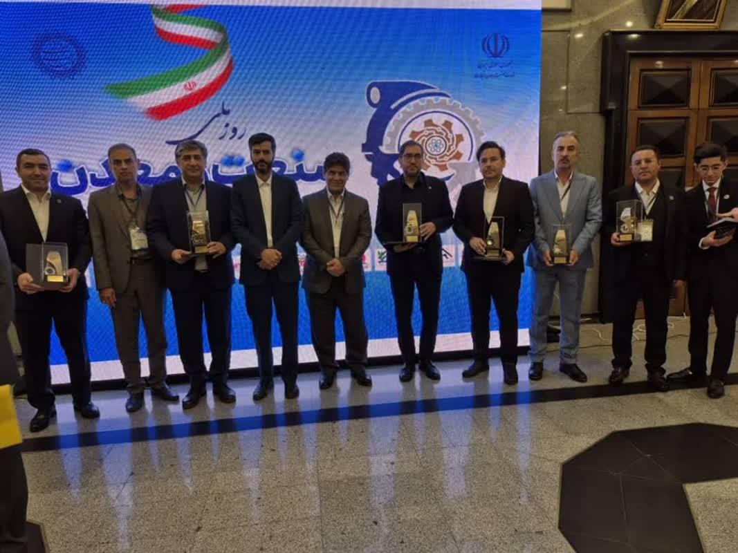 رئیس جمهور از ۵ صنعتگر نمونه قم تجلیل کرد رئیس جمهور از ۵ صنعتگر نمونه قم تجلیل کرد