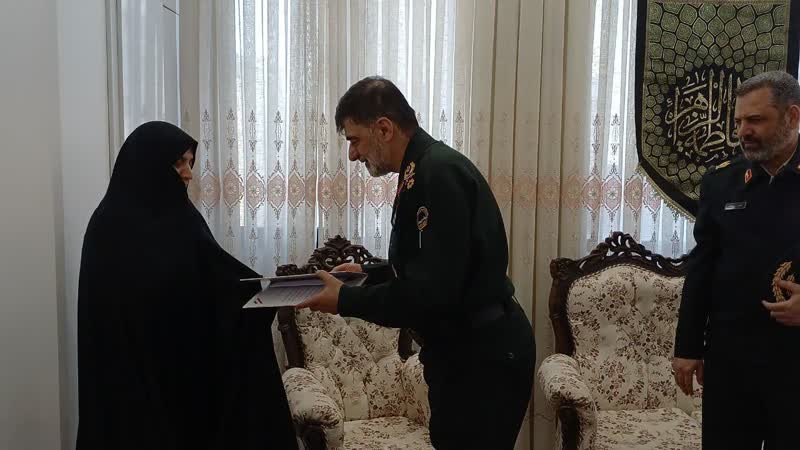 تجلیل فرمانده کل انتظامی کشور از خانواده شهید همایی فصیح در قم