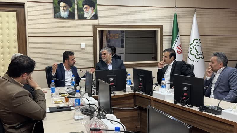 شهردار قم با استقبال خانواده شهدا، کار خود را آغاز کرد