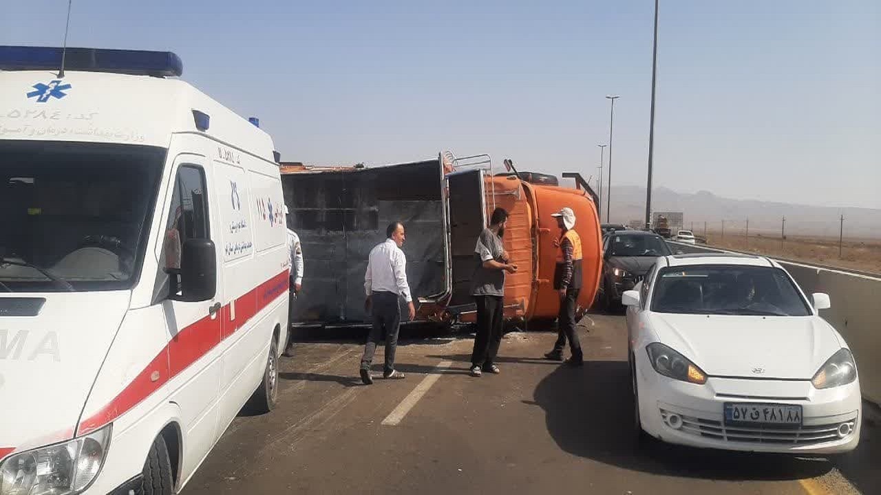 تصادف دو کامیون در قم یک کشته بر جا گذاشت