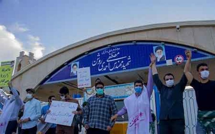 تجمع دانشجویان قم و اصفهان مقابل سایت هستهای نظنز تجمع دانشجویان قم و اصفهان مقابل سایت هستهای نظنز