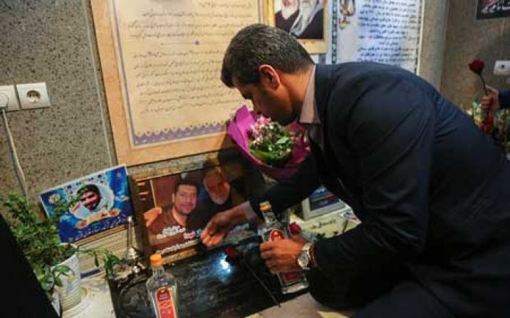 مزار شهید مظفرینیا سر تیم حفاظت سردار سلیمانی در قم غبار روبی شد مزار شهید مظفرینیا سر تیم حفاظت سردار سلیمانی در قم غبار روبی شد
