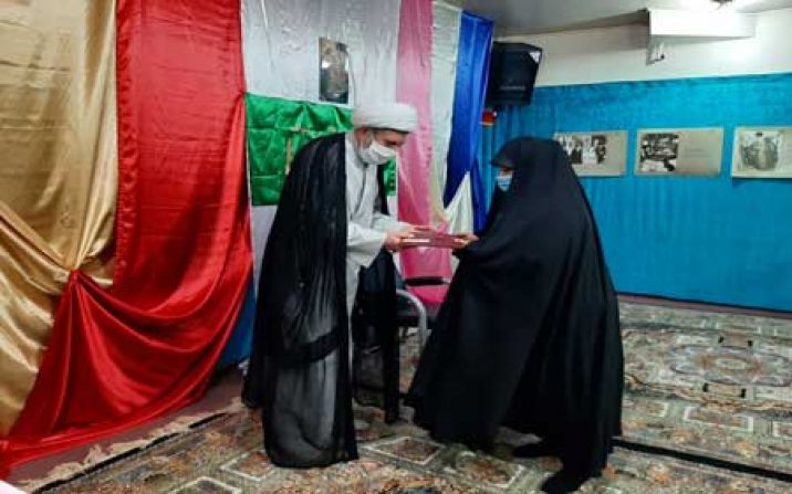 طلاب جهادی مدارس علمیه خواهران استان قم تجلیل شدند طلاب جهادی مدارس علمیه خواهران استان قم تجلیل شدند