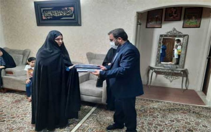 تجلیل مدیر عامل جمعیت هلال احمر استان قم از یک جانباز خانم سوم خرداد 