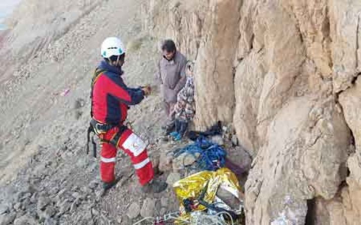 نجات دو نفر گیر افتاده در کوه توسط امدادگران هلال احمر قم