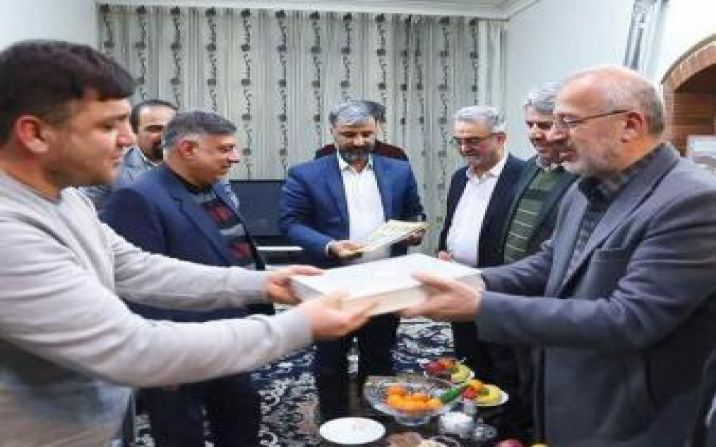 اهداءسند مالکیت یک قطعه زمین به پدر ۴ قلوهای قمی اهداءسند مالکیت یک قطعه زمین به پدر ۴ قلوهای قمی