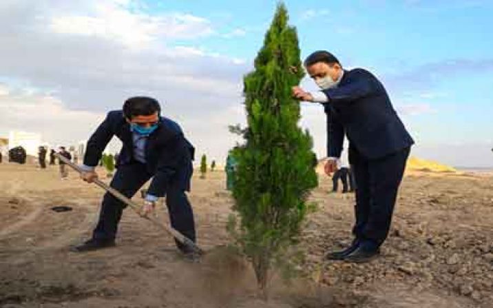 غرس نهال به یاد 6090 شهید استان قم غرس نهال به یاد 6090 شهید استان قم