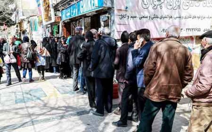 سرگردانی مردم قم برای تهیه ۲ عدد مرغ دولتی سرگردانی مردم قم برای تهیه ۲ عدد مرغ دولتی