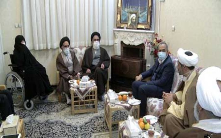 امام جمعه و استاندار قم با خانواده معظم شهید حجت الاسلام علی اوسطی دیدار کردند امام جمعه و استاندار قم با خانواده معظم شهید حجت الاسلام علی اوسطی دیدار کردند
