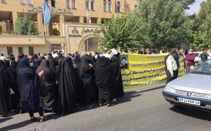 تجمع اعتراضی مالباختگان پروژه رضوان مقابل دادگستری قم تجمع اعتراضی مالباختگان پروژه رضوان مقابل دادگستری قم