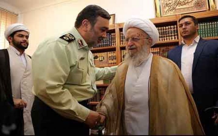 آیت الله مکارم شیرازی :نیروی انتظامی را تایید و حمایت می کنیم آیت الله مکارم شیرازی :نیروی انتظامی را تایید و حمایت می کنیم